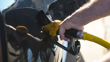 Un homme&nbsp;s'approvisionne en&nbsp;carburant dans une station-service de Caen (Calvados), le 17 juillet 2019.&nbsp; (ARTUR WIDAK / NURPHOTO / AFP)