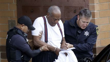 Bill Cosby escorté par des policiers après avoir pris connaissance de sa condamnation (25 septembre 2018)
 (Jacqueline Larma / AP / Sipa)