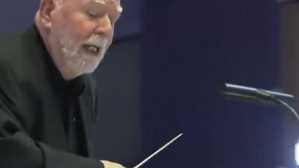 Paul Harvey, malade d’Alzheimer, dirige l'orchestre philharmonique de la BBC (CAPTURE D'ECRAN BBC)