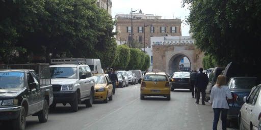 Au centre de Tunis, avec, au fond, la porte de France (France Télévisions - Laurent Ribadeau Dumas)