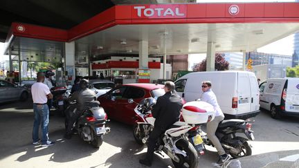 Des motards et des automobilistes attendent avant d'accéder à la pompe, à la station-service d'Issy-les-Moulineaux (Hauts-de-Seine), le 31 mai 2017. (BENJAMIN CREMEL / AFP)