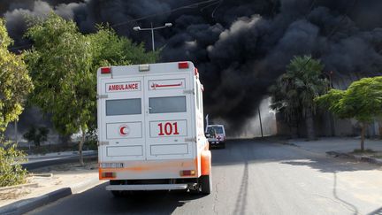 Une ambulance se précipite vers l'hôpital Al Aqsa, au centre de la bande de Gaza. (ELOISE BOLLACK / MAXPPP)