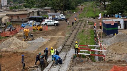 La ligne de métro d'Abidjan sera parallèle sur une partie de son tracé au chemin de fer Abidjan-Ouagadougou. (SIA KAMBOU / AFP)