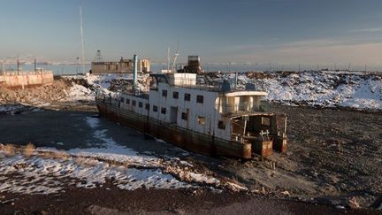 Un bateau rouille au sec sur ce qui fut la rive du lac d'Oroumieh. (Morteza Nikoubazl/The New York Times)