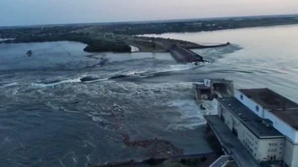 Une image de la société nationale Ukrhydroenergo, montrant la destruction partielle du barrage de Kakhovka à Nova Kakhovka, près de Kherson (Ukraine), le 6 juin 2023. (UKRHYDROENERGO / AFP)