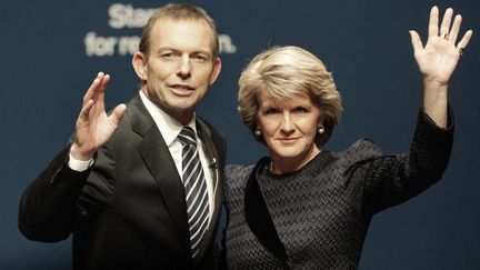 Le leader du Parti lib&eacute;ral australien, Tony Abbott, et sa vice-pr&eacute;sidente, Julie Bishop, le 8 ao&ucirc;t 2010, &agrave; Brisbane (Australie). Le premier est d&eacute;sormais Premier ministre et la seconde ministre des Affaires &eacute;trang&egrave;res. (DANIEL MUNOZ / REUTERS)