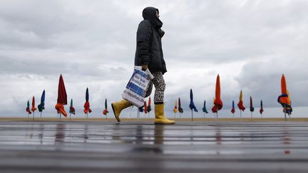 La Promenade des Planches sous la pluie, à Deauville, le 8 septembre 2017.&nbsp; (CHARLY TRIBALLEAU / AFP)