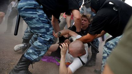 Des policiers arr&ecirc;tent un manifestant oppos&eacute; &agrave; un rassemblement d'homosexuels &agrave; Saint-P&eacute;tersbourg (Russie), le 29 juin 2013. (OLGA MALTSEVA / AFP)