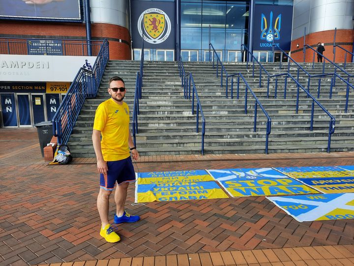 Stepan, dont tous les grands-parents sont Ukrainiens mais qui est né au Royaume-Uni, devant le Hampden Park de Glasgow (Écosse), en mai 2022. (AGATHE MAHUET / RADIO FRANCE)