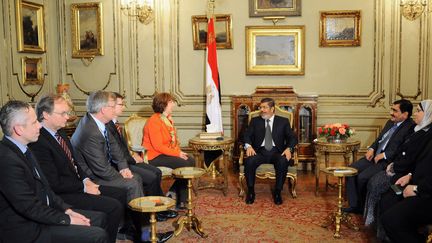 L'ancien pr&eacute;sident &eacute;gyptien Mohamed Morsi, lors d'une rencontre avec la chef de la diplomatie europ&eacute;enne, Catherine Ashton, le 7 avril 2013 au Caire (Egypte). (AFP PHOTO / EGYPTIAN PRESIDENCY)