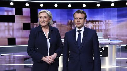 Marine Le Pen et Emmanuel Macron sur le plateau du débat de l'entre-deux tours de la présidentielle 2017. (ERIC FEFERBERG / POOL / AFP)