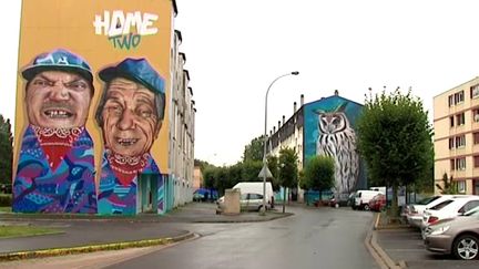 En attendant la destruction, "Home two" coordonné par le collectif Moulin Crew donne des couleurs aux immeubles du quartier Manchester de Charleville
 (France 3 / Culturebox)