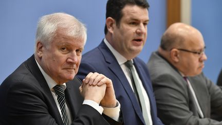 Le ministre de l'Intérieur allemand&nbsp;Horst Seehofer, celui du Travail, Hubertus Heil et de l'Économie&nbsp;Peter Altmaier, le 19 décembre 2018.&nbsp; (JOHN MACDOUGALL / AFP)