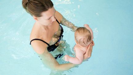 Image d'illustration d'une femme et d'un b&eacute;b&eacute;, dans une piscine. (ALAN GRAF / CULTURA CREATIVE / AFP)