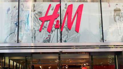 L'entr&eacute;e d'un magasin H&amp;M &agrave; P&eacute;kin (Chine), le 4 juillet 2013. (GA LA / IMAGINECHINA / AFP)