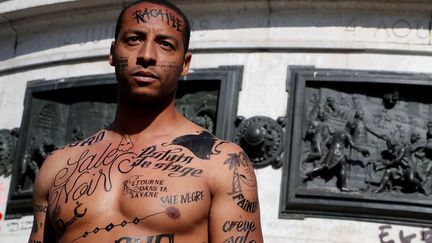 Un homme est recouvert d'injures racistes, à l'occasion d'une campagne lancée par le Conseil représentatif des associations noires (Cran), lundi 24 avril 2017 à Paris. (FRANCOIS GUILLOT / AFP)