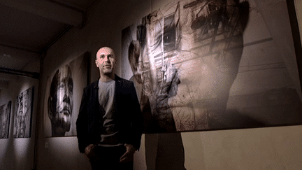 Le photographe Boris Wilensky devant ses oeuvres exposées à Cannes 
 (Capture d&#039;image France3/Culturebox)