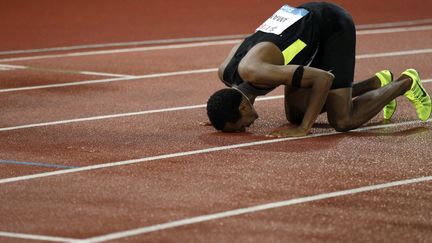 Le coureur &eacute;thiopien Mohammed Aman embrasse la piste de Zurich apr&egrave;s y avoir remport&eacute; le 800 m&egrave;tres du meeting, le 30 ao&ucirc;t 2012.&nbsp; (MICHAEL BULHOZER / REUTERS)