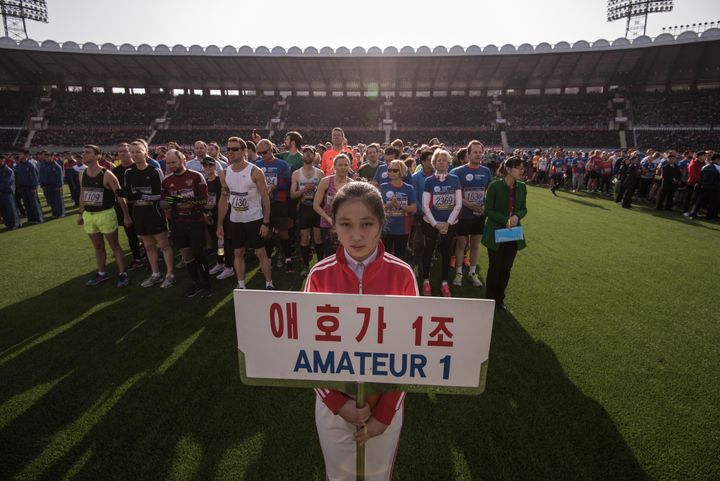 Des coureurs étrangers lors de la cérémonie qui précède le marathon de Pyongyang (Corée du Nord), le 9 avril 2017. (ED JONES / AFP)