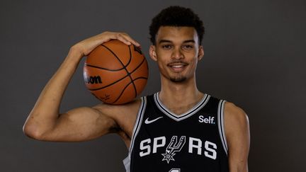 Le Français Victor Wembanyama avec la tunique des San Antonio Spurs, le 12 juillet 2023. (JAMIE SQUIRE / AFP)