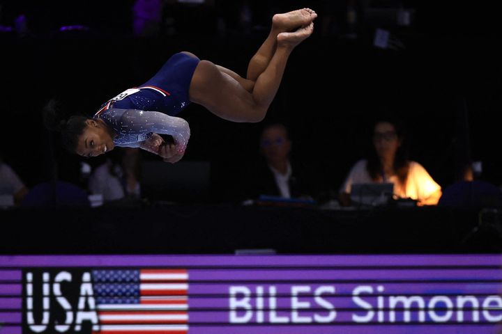 La grande star de la gymnastique mondiale, Simone Biles, lors des championnats du monde à Anvers, le 4 octobre 2023. (TAKUYA MATSUMOTO / AFP)