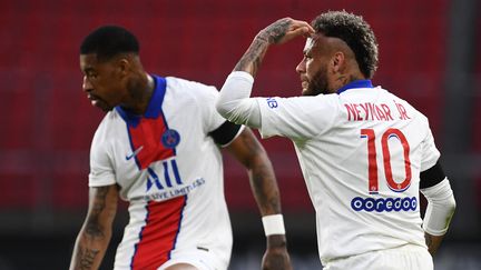 Presnel Kimpembe et Neymar lors du match Rennes - PSG dimanche 9 mai. (FRED TANNEAU / AFP)