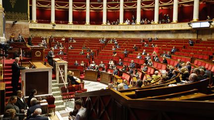 Le ministre de l'Economie Antoine Armand s'exprime devant les députés à l'occasion de l'examen du projet de loi de finances 2025, le 21 octobre 2024. (LUDOVIC MARIN / AFP)