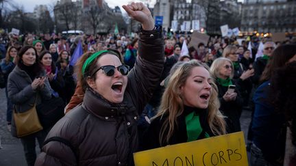 La foule rassemblée au Trocadéro, à Paris, le 4 mars 2024, pour célébrer l'entrée de la liberté de recourir à l'IVG dans la Constitution. (TOM NICHOLSON / SHUTTERSTOCK / SIPA)