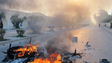 &nbsp; (Les accrochages continuaient en début de soirée malgré le couvre-feu de 18h à 5h décrété mardi dans cette ville d'environ 80.000 habitants © Maxppp)