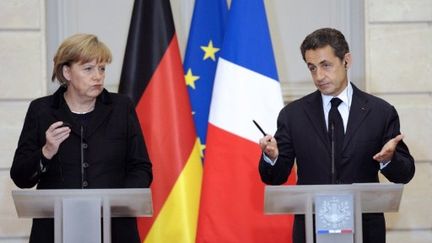 Nicolas Sarkozy et ANgela Merkel s'adressent à la presse depuis le perron de l'Elysée, le 5 décembre 2011. (AFP - Eric Feferberg)