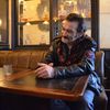 Jean-Pierre Matthey est attablé dans un bar du 19e arrondissement de Paris, le 12 décembre 2017. (YANN THOMPSON / FRANCEINFO)