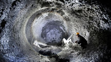 Un ing&eacute;nieur examine les cristaux de sel dans une mine datant de plus de 5 000 ans &agrave; Cankiri (Turquie), le 8 novembre 2013. (MELIH SULAR / SOLENT NEWS / SIPA)