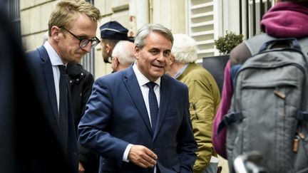 Xavier Bertrand (au centre) quitte la réunion du bureau politique des principales figures des Républicains qui ont prononcé l'exclusion de leur président, à Paris, le 12 juin 2024. (MAGALI COHEN / HANS LUCAS)