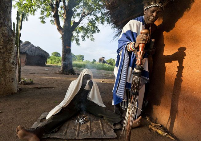 &nbsp; (© Géo Au Mozambique, les malades dans les campagnes font appel aux "Curandeiros" , les praticiens traditionnels.)