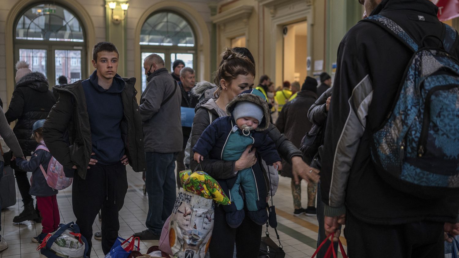 Was für ein Empfang für Flüchtlinge in Polen, Deutschland und der Schweiz, mehr als einen Monat nach Beginn des Konflikts