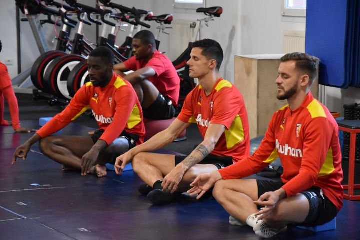 Les joueurs et les&nbsp;membres du staff doivent se rendre au moins une fois par mois à une seance de yoga. (LOUISE GERBER / FRANCEINFO)