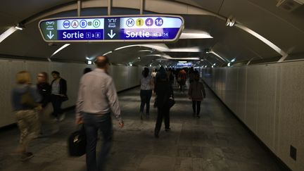 Des passagers à la station Les Halles, à Paris le 13 septembre 2019. (STEPHANE DE SAKUTIN / AFP)