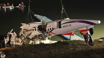 La carcasse de l'avion ATR 72-600 qui s'est &eacute;cras&eacute; dans une rivi&egrave;re &agrave; Ta&iuml;wan, le 4 f&eacute;vrier 2015. (PICHI CHUANG / REUTERS)