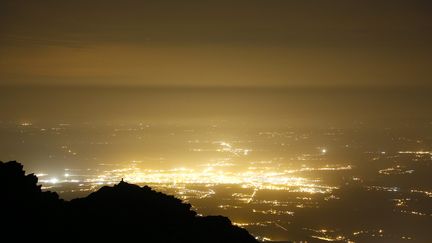 Pollution lumineuse terrestre au dessus de Tarbes, dans les Hautes Pyrénées. C'est maintenant l'espace qui est menacé. (GETTY IMAGES)