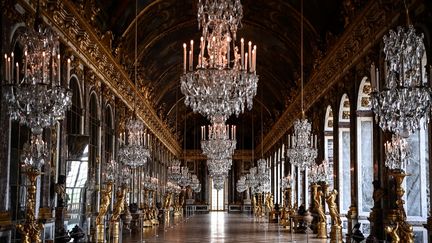 La Galerie des glaces du Château de Versailles, à Versailles, le 19 juin 2023. (CHRISTOPHE ARCHAMBAULT / AFP)