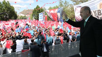 Le président Recep Tayyip Erdogan devant ses partisans, vendredi 10 août 2018 à Bayburt (Turquie). (CEM OKSUZ / ANADOLU AGENCY / AFP)