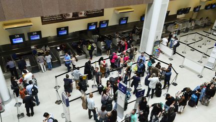 La salle d'enregistrements de l'aéroport de Rio de Janeiro (Brésil), le 13 avril 2017. (PAULO CARNEIRO / AGENCIA O DIA/ AFP)