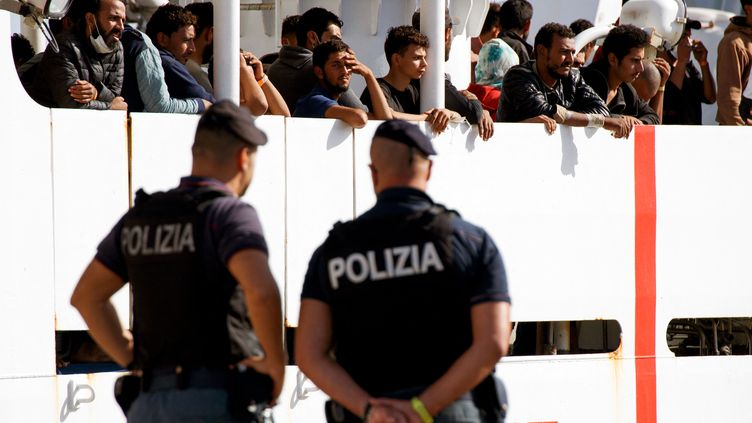 L'Italie va-t-elle accueillir les 234&nbsp;migrants repêchés à bord de l'"Ocean Viking" ? (GIANLUCA CHININEA / AFP)