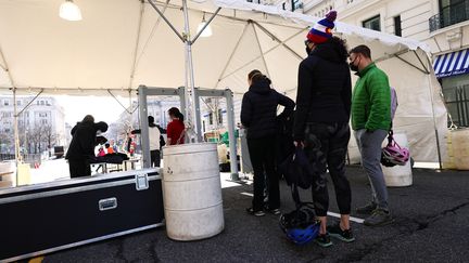 Des habitants sont contrôlés à un poste de sécurité, le 16 janvier 2021, dans le centre ville de Washington. (MICHAEL M. SANTIAGO / GETTY IMAGES NORTH AMERICA / AFP)