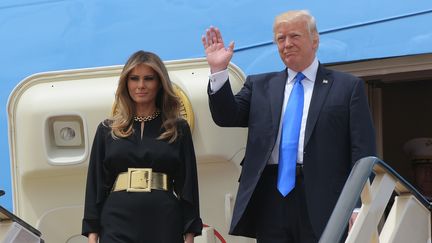 Melania et Donald Trump, à leur sortie de l'avion présidentiel, à l'aéroport de&nbsp;Riyad (Arabie saoudite), le 20 mai 2017. (MANDEL NGAN / AFP)