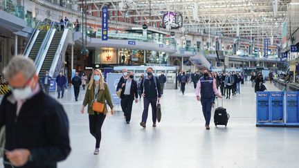 Des voyageurs&nbsp;portant un masque en gare de Waterloo à Londres (Royaume-Uni), le 1er septembre 2020.&nbsp; (HENRY NICHOLLS / REUTERS)