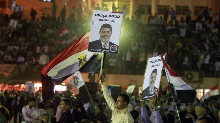 Le parti politique des Fr&egrave;res musulmans organise des meetings pour l'&eacute;lection pr&eacute;sidentielle dans des stades de foot, comme ici &agrave; Zagazig, &agrave; 90 km du Caire (Egypte), le 23 avril 2012. (KHALED DESOUKI / AFP)