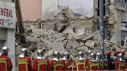 Des marins-pompiers devant l'un des immeubles qui s'est effrondré à Marseille (Bouches-du-Rhône), le 5 novembre 2018. (CLAUDE PARIS / AP PHOTO)