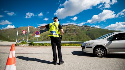 Un policier andorran contrôle des véhicules en provenance de France, le 1er juin 2020. (STEPHANE FERRER YULIANTI / HANS LUCAS / AFP)