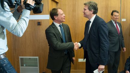 François Asselin, président de la CPME, salue Arnaud Montebourg, candidat à la primaire de la gauche, le 11 janvier 2017, au siège de l'organisation patronale, à Puteaux (Hauts-de-Seine). (CHAMUSSY/SIPA)